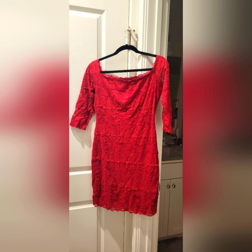 Stunning red midlength 3/4 sleeve dress